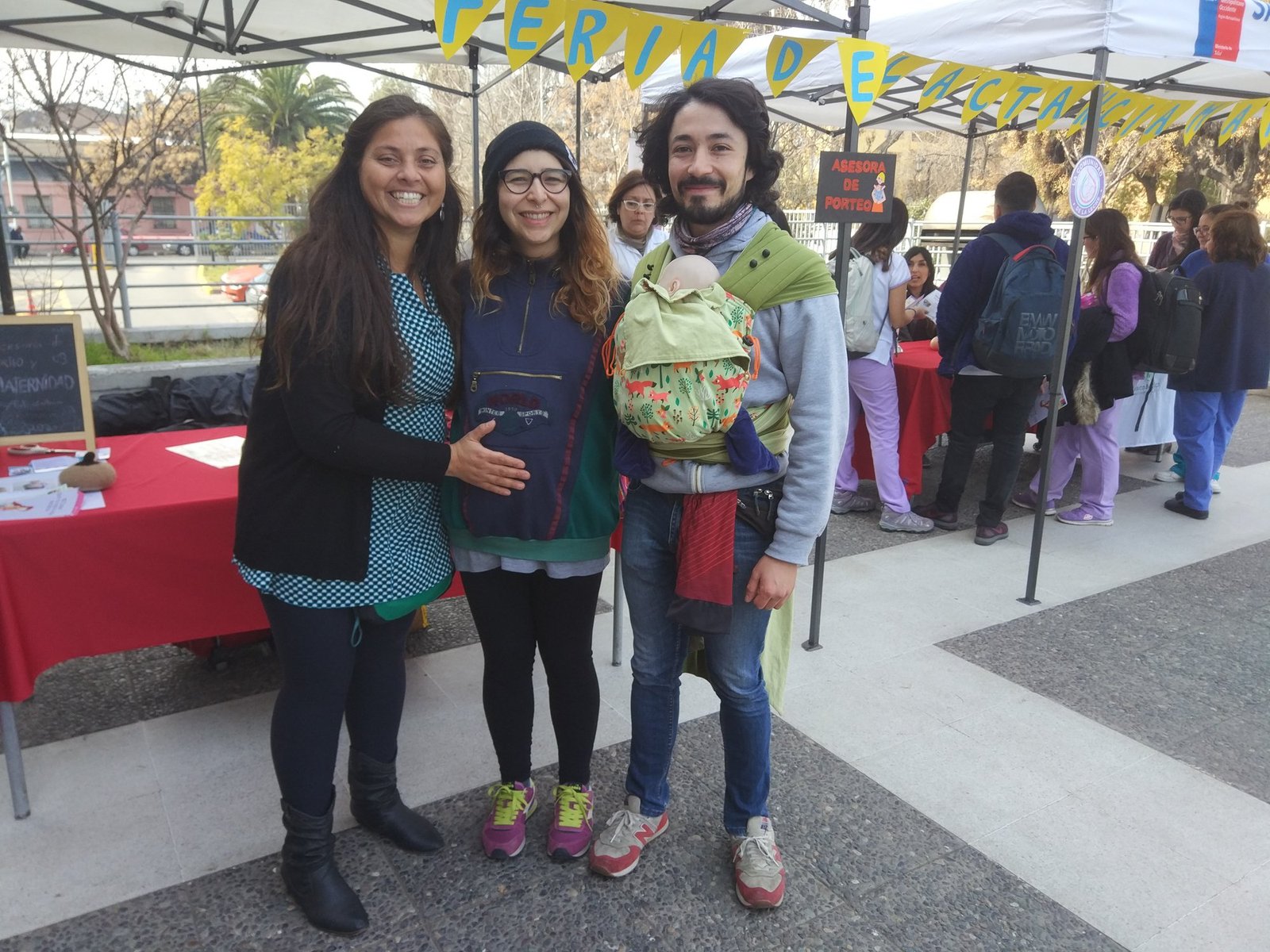 Katherine con familia · asesoría de porteo con Mei Tai