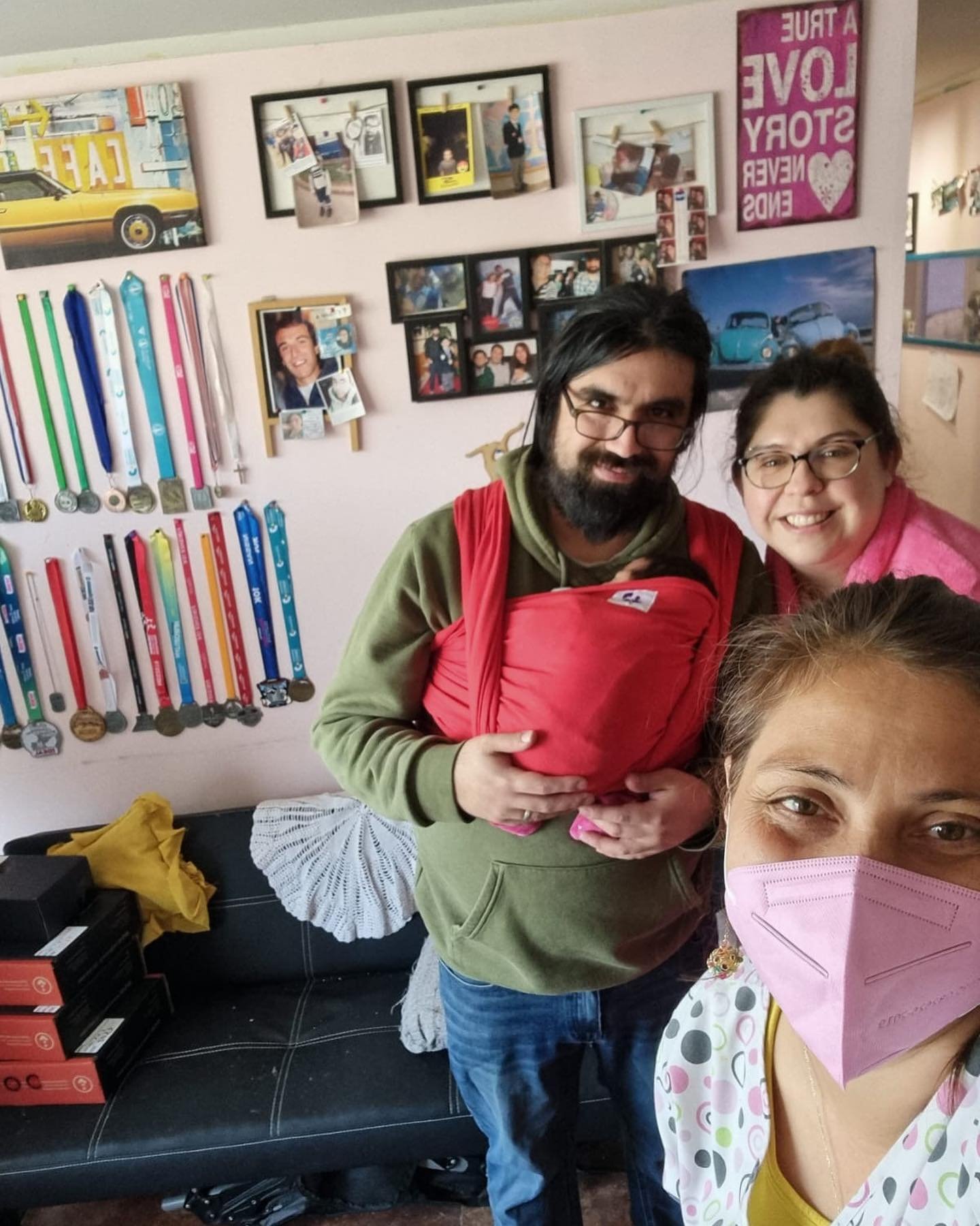 Katherine con familia · asesoría de porteo con Mei Tai